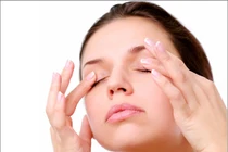 8 sai lầm phổ biến khi sử dụng kem mắt khiến chị em "xấu tệ" 