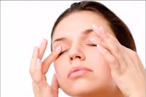 8 sai lầm phổ biến khi sử dụng kem mắt khiến chị em "xấu tệ" 