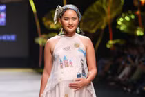 Phan Như Thảo bế bụng bầu 4 tháng lên sàn catwalk