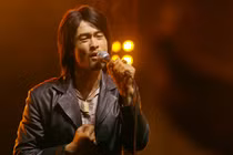 Johny Trí Nguyễn trổ tài hát rock tán tỉnh Phương Trinh Jolie