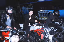 Thái Hòa, Johny Trí Nguyễn lái motor đến ra mắt phim