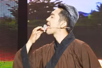 Mai Quốc Việt gây sốc khi biểu diễn nuốt lưỡi lam thật 