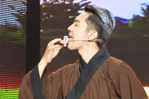 Mai Quốc Việt gây sốc khi biểu diễn nuốt lưỡi lam thật 