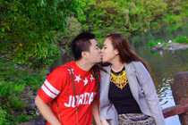 “Cô gái triệu view” tình tứ hôn bạn trai ở Hàn Quốc