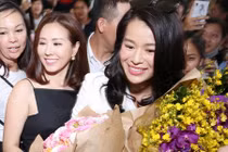 Fan vây kín Hồ Hạnh Nhi tại sân bay Tân Sơn Nhất