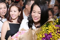 Fan vây kín Hồ Hạnh Nhi tại sân bay Tân Sơn Nhất