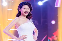 Thúy Vân thanh lịch cùng đầm trắng tinh tế