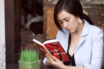 "Bà Tưng" Huyền Anh viết tự truyện trải lòng thời bồng bột