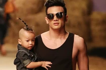 Đỗ Mạnh Cường khoe con trai nuôi trên sàn catwalk