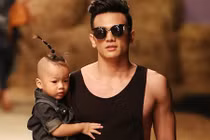 Đỗ Mạnh Cường khoe con trai nuôi trên sàn catwalk