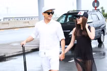 Lương Thế Thành nắm chặt tay vợ tình tứ ở sân bay