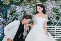 Đoàn Thanh Tài quỳ gối, dịu dàng hôn Phan Thị Mơ