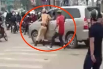 Lao xe vào cảnh sát rồi bỏ chạy khi bị kiểm tra vi phạm