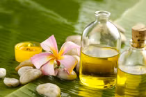 Dưỡng tóc bóng khỏe ngày giao mùa với dầu dừa