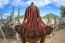 Cận cảnh kiểu bôi đất lên đầu làm đẹp trên thế giới