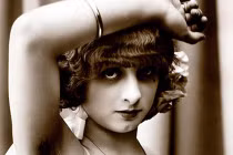 Kỳ quặc trào lưu nuôi lông nách làm đẹp