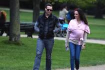 Ngộp thở kiểu buộc con tạo dáng của sao