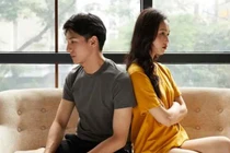 Chồng có tiền cất két sắt mà vẫn để vợ nợ nần khắp nơi 