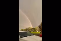 Video: Hiếm gặp cầu vồng đôi và sét cùng xuất hiện trên bầu trời
