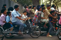 Ảnh khó quên về cuộc sống ở thủ đô Campuchia ba thập niên trước