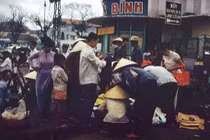 Thú vị cảnh họp chợ trên vỉa hè Sài Gòn năm 1967-1968
