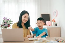 Con không có giấy khen, mẹ có buồn không? 