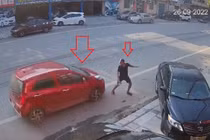 Bi hài clip nam thanh niên vội né chiếc ô tô lao tới