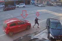 Bi hài clip nam thanh niên vội né chiếc ô tô lao tới