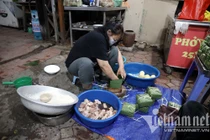 Cảnh bếp lửa hồng, tết đoàn viên ngồi trông nồi bánh chưng trên phố ở Hà Nội