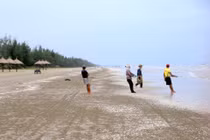 Độc đáo nghề “đi giật lùi” kiếm nửa triệu mỗi ngày ở cửa biển 