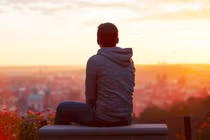 Tôi sợ người yêu đòi chia tay nếu biết tôi đang làm gì