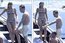 Tay đua F1 Charles Leclerc 'tình bể bình' cùng bạn gái trên du thuyền