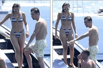 Tay đua F1 Charles Leclerc 'tình bể bình' cùng bạn gái trên du thuyền