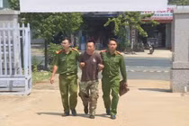 Chửi bới, đâm vào cổ thượng úy công an khi bị triệu tập