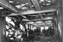 Hiện trường máy bay ném bom đâm thủng nhà chọc trời Mỹ 1945