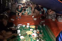 Bất chấp lệnh cấm, hàng chục nhân viên massage ăn nhậu tưng bừng