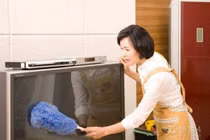 Nửa đêm dậy pha sữa cho con, phát hiện sự thật về cô giúp việc