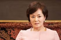 Mải đi chơi với bạn, chồng tôi để mẹ già đói khát nguyên một ngày