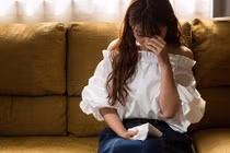 Thấy chồng hay thức khuya dùng điện thoại và sự thật đắng lòng 