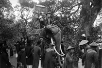 Hình độc về lễ hội đền Voi Phục năm 1928