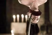 Phi tần bị treo ngược lên sau khi được thị tẩm, lý do gây choáng