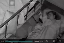 Kinh hãi cảnh rắn bò vào giường giữa đêm, người phụ nữ dùng tay sờ