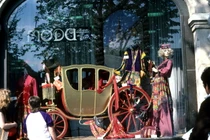 Bên trong khu mua sắm sang chảnh nhất Moscow năm 1985