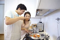 Nấu mâm cơm đắt đỏ mời em chồng, vợ bị hai anh em "cạnh khóe hội đồng"