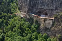 Tu viện gần 2.000 tuổi nằm ở vị trí không thể tin nổi