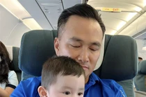 Loạt ảnh cưng xỉu của con trai Chi Bảo trên máy bay