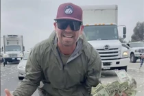 'Mưa tiền' USD phủ đầy cao tốc Mỹ, dân vứt xe giữa đường lao ra nhặt