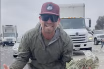 'Mưa tiền' USD phủ đầy cao tốc Mỹ, dân vứt xe giữa đường lao ra nhặt