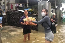 Thủy Tiên bị chê mặc quần ôm đi từ thiện và sự soi mói vô lý