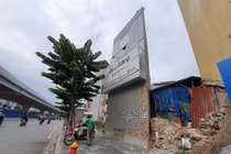 Nhà siêu mỏng, siêu méo tái xuất ở Hà Nội